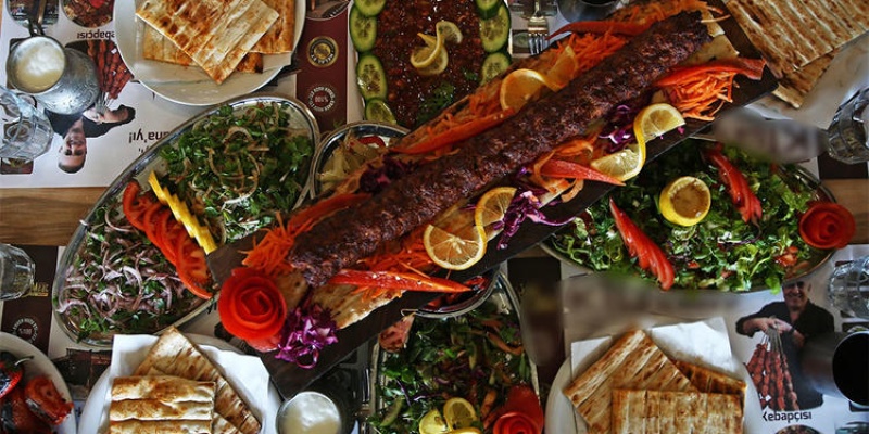 Yeni Lezzet: Metrelik Adana boru kebabı