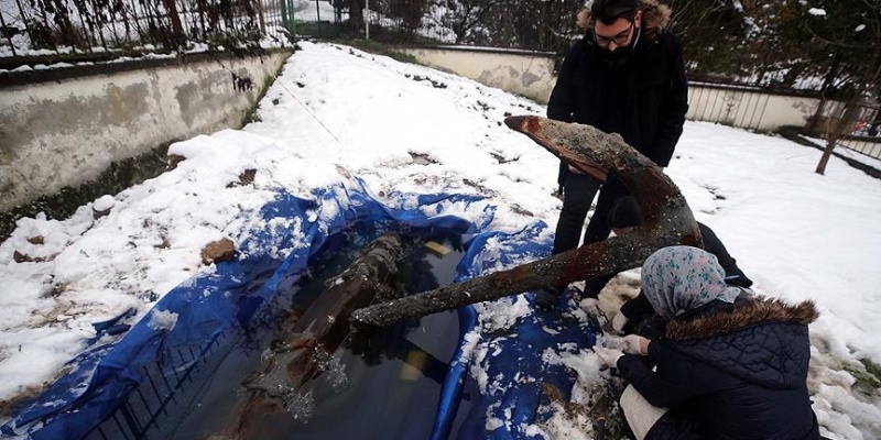 Ağa takılan tarihi çapa su altına ışık olacak