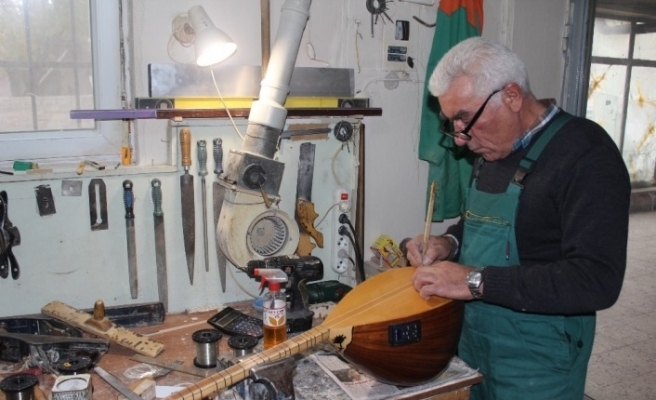 Saz Üstatları İçin 30 Yıldır Bağlama Üretiyor
